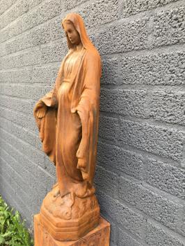 Schöne Statue der Jungfrau Maria voller Stein, Oxid
